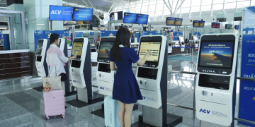 Vietnam Airlines thử nghiệm hệ thống làm thủ tục và gửi hành lý tự động cho chuyến bay quốc tế tại Nội Bài