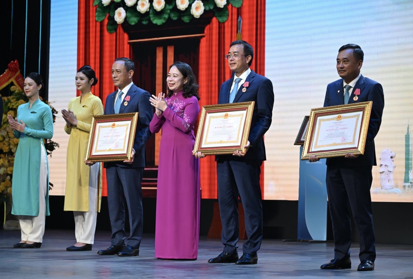 ảnh 3 lãnh đạo nhận Huân chương