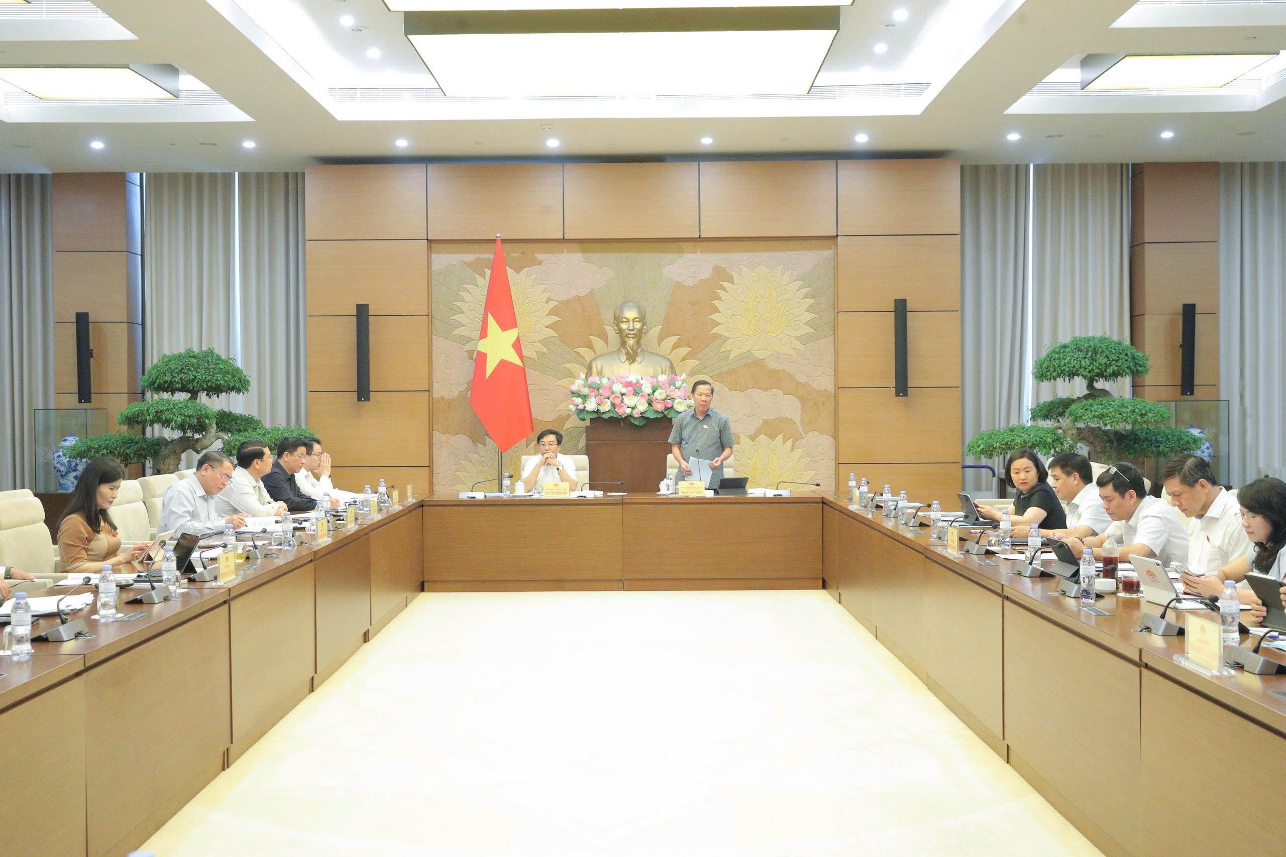 quang cảnh phiên họp