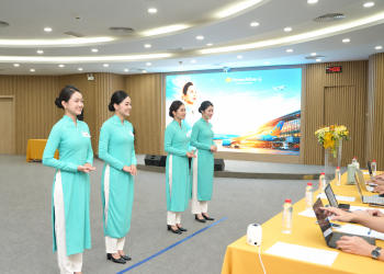 Đang học IT Bách khoa, nữ sinh thử sức làm tiếp viên Vietnam Airlines