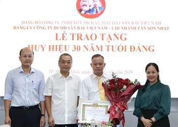 [VIAGS] Đảng ủy Chi nhánh Tân Sơn Nhất tổ chức Lễ trao tặng Huy hiệu 30 năm tuổi Đảng cho đảng viên Chi bộ Dịch vụ sân đỗ