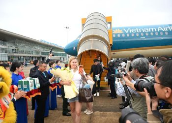 Vietnam Airlines đưa những hành khách đầu tiên trở lại  Cảng HKQT Liên Khương