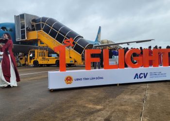 [VNA What] Vietnam Airlines đưa những hành khách đầu tiên trở lại Cảng HKQT Liên Khương
