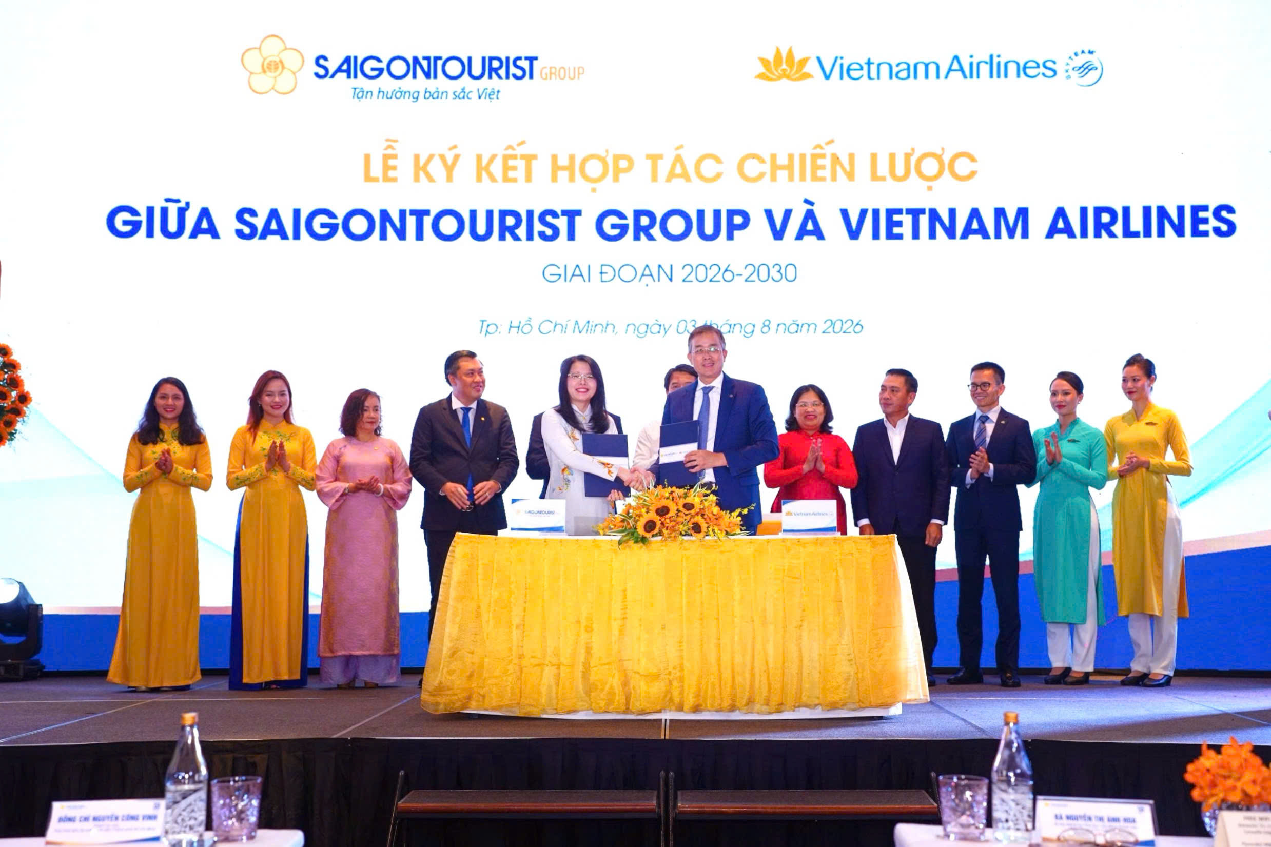 Ảnh 2_ Chủ tịch Hội đồng quản trị Vietnam Airlines Đặng Ngọc Hòa và Chủ tịch Hội đồng thành viên Saigontourist Group Nguyễn Thị Ánh Hoa trao biên bản ký kết hợp tác_