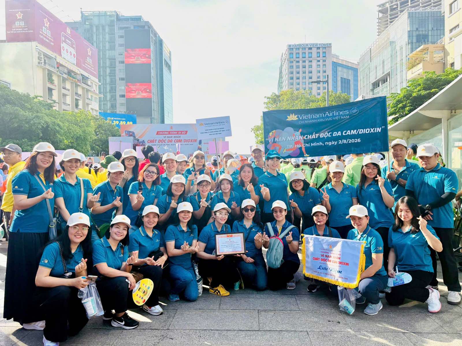 CBNV tham gia đi bộ