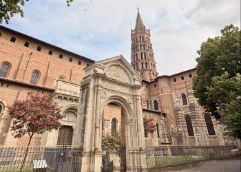 Lạc bước ở Saint-Sernin, chạm vào sắc hồng Toulouse
