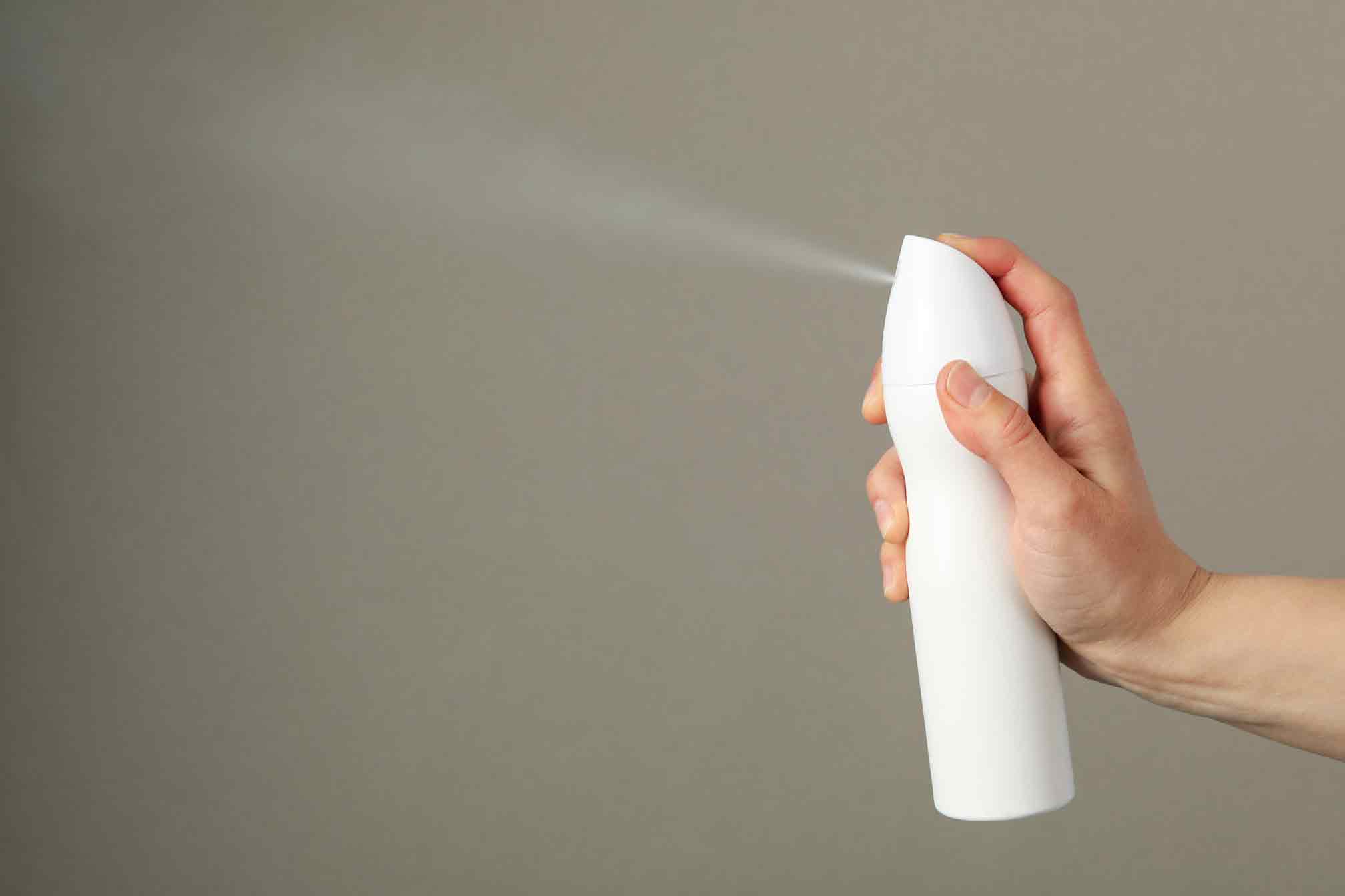 WEB-photodune-VYGTF9MO-woman-spraying-deodorant-on-gray-background-space-for-text-xxl_0caaae64-13ef-4ef7-baf6-3b57ec5ae547