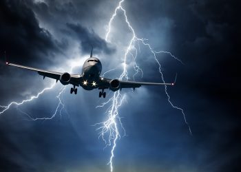 Sau một tia sét: Quy trình kiểm tra tàu bay được thực hiện như thế nào?