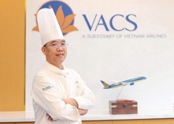 Bếp trưởng Vũ Xuân Đông trao gửi hương vị đoàn viên trên những tầng mây