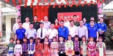 Đoàn thanh niên Khối cơ quan Vietnam Airlines sẻ chia cùng học sinh vùng cao tại tỉnh Cao Bằng