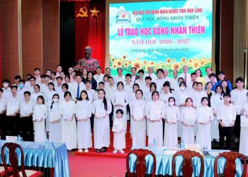 200 triệu đồng từ Quỹ Tình thương Vietnam Airlines đến với học sinh khó khăn tại Vĩnh Long