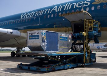 Chất phóng xạ đi máy bay: Được kiểm soát an toàn như thế nào?