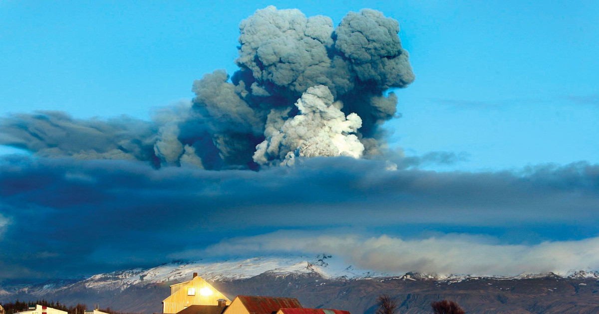 eruption-plume-volcano-iceland-eyjafjallajokull-atmosphere-ash-2010