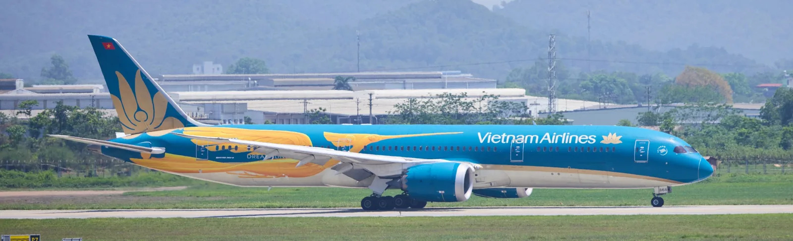 Tàu bay Boeing 787-9 số hiệu VN-A868 mang hình tượng Chim Lạc của Vietnam Airlines cất cánh
