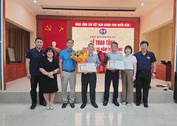 Đoàn bay 919 long trọng tổ chức Lễ trao tặng Huy hiệu 35 năm tuổi đảng cho đảng viên