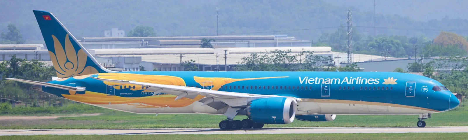 Tàu bay Boeing 787-9 số hiệu VN-A868 mang hình tượng Chim Lạc của Vietnam Airlines