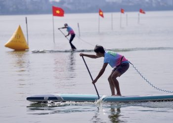 Giải Thuyền rồng – ván SUP năm 2026: Hồ Tây nóng từng mét đua, các tay chèo so kè sát vạch đích