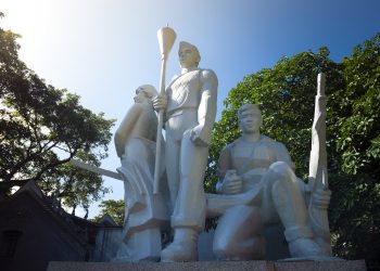 Tạc những dáng hình tưởng nhớ