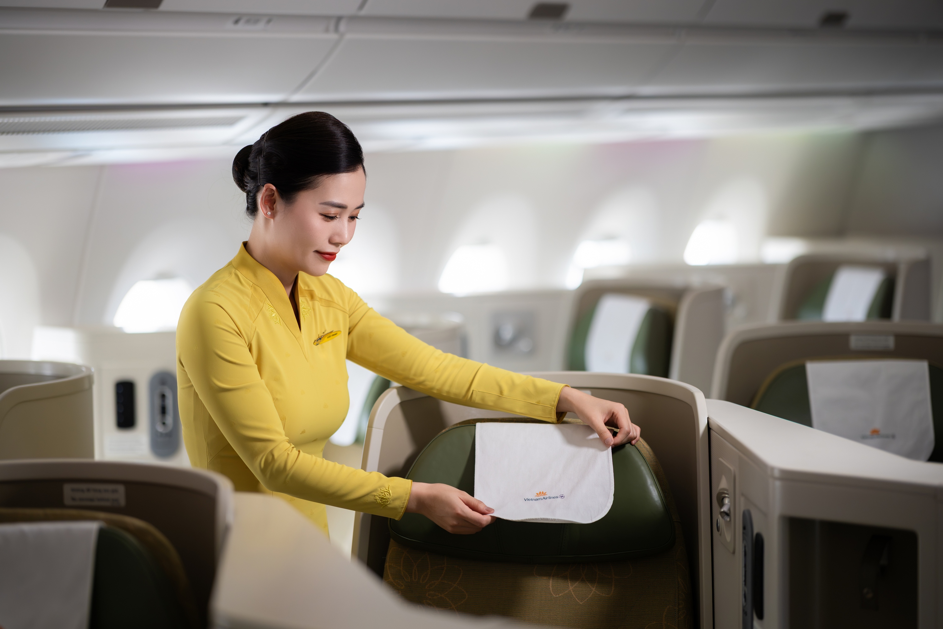 Tiếp viên Vietnam Airlines chuẩn bị ghế ngồi cho hành khách