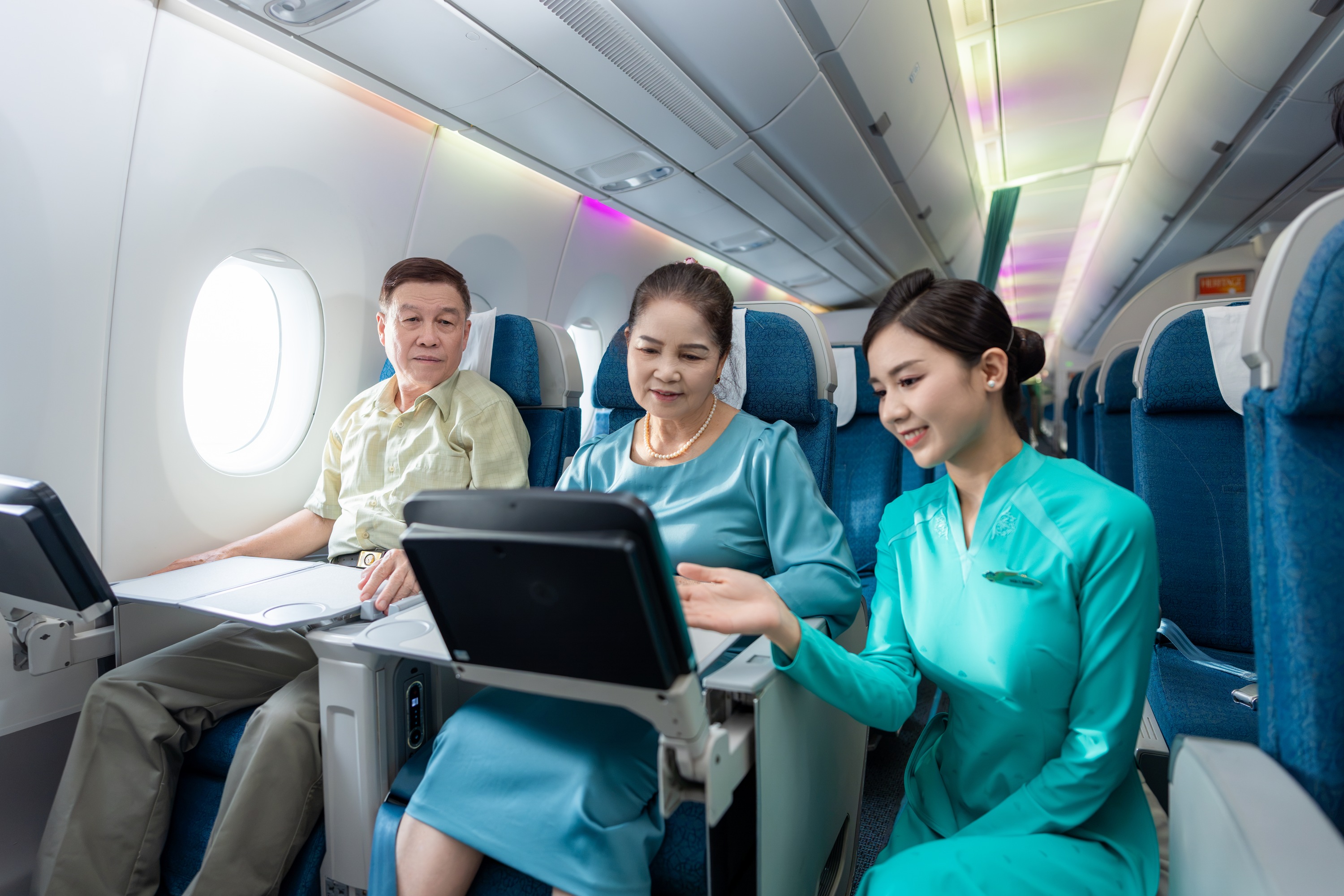 Tiếp viên Vietnam Airlines hỗ trợ hành khách lớn tuổi
