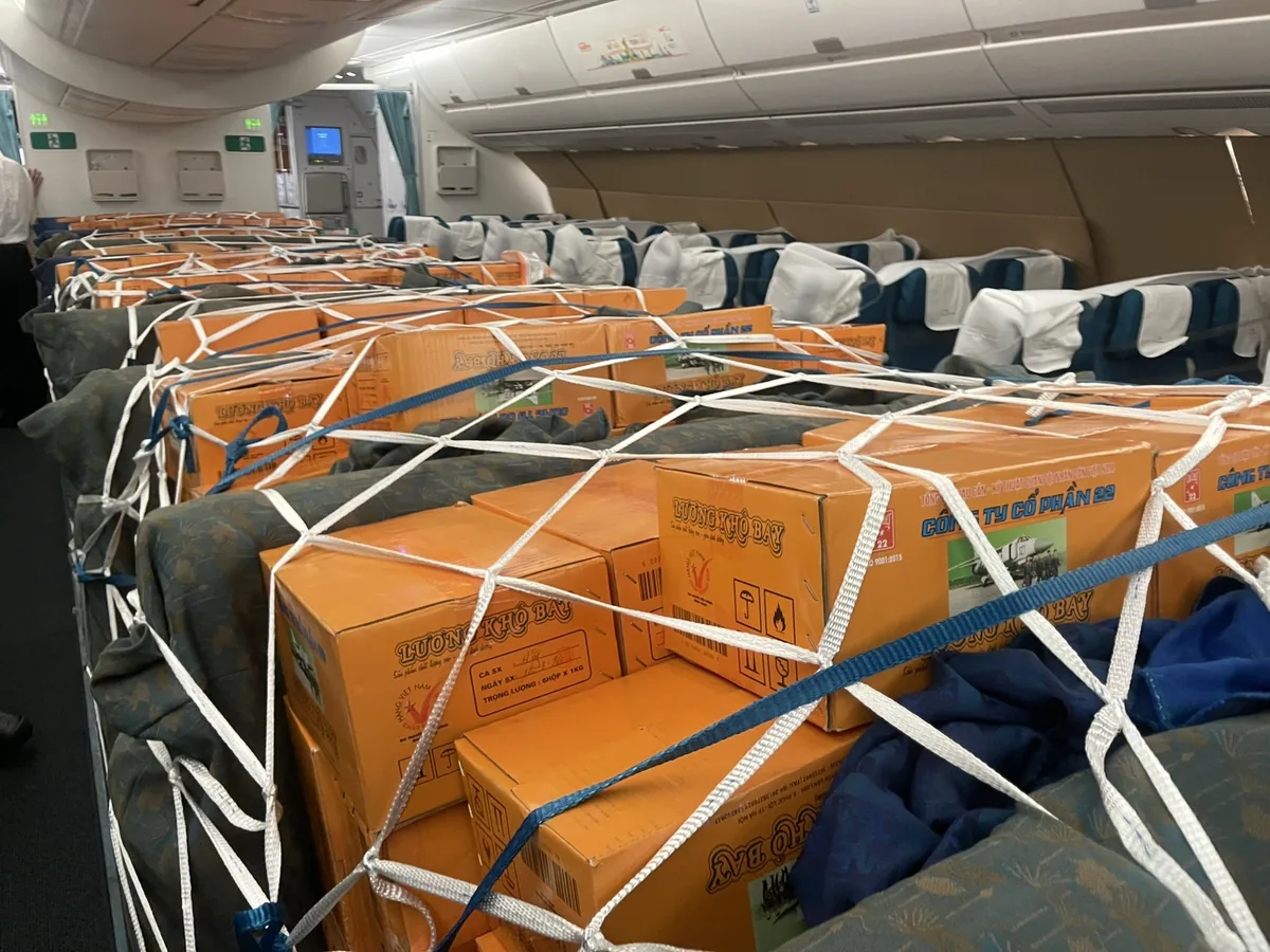 Hàng hóa được chằng buộc trên khoang hành khách của tàu bay Vietnam Airlines