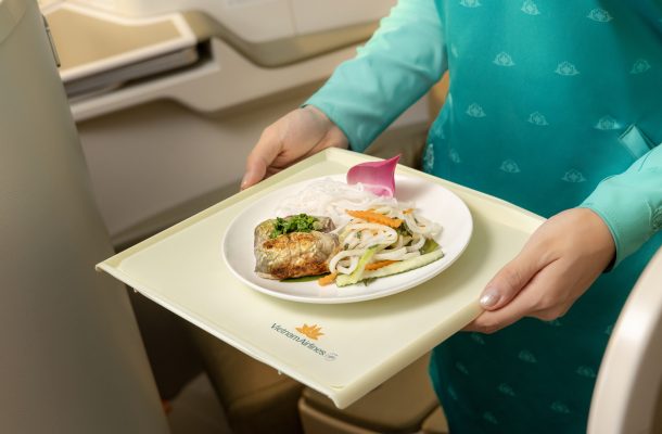 Vietnam Airlines phục vụ thực đơn đặc biệt lấy cảm hứng từ hoa sen trên chuyến bay (Ảnh VNA)