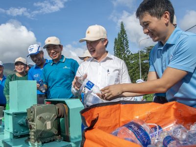 Ảnh 1. Các vị lãnh đạo và người dân trải nghiệm tái chế rác nhựa tại Ngày hội