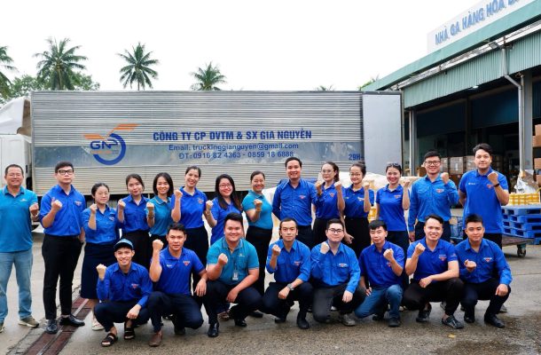 Hình ảnh màu áo xanh tình nguyện Vietnam Airlines lăn xả tại hiện trường đã khẳng định mạnh mẽ tinh thần xung kích, không quản ngại khó khăn để hàng cứu trợ đến với bà con nhanh chóng