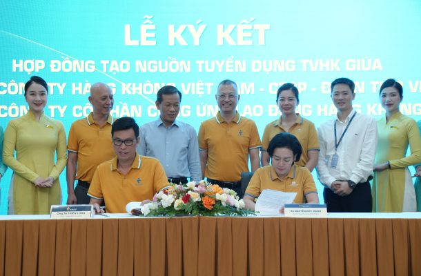 Tại buổi lễ, bà Nguyễn Đức Hạnh - Đoàn trưởng Đoàn Tiếp viên và ông Tạ Thiên Long - Tổng Giám đốc ALSUCO đã ký kết Hợp đồng dịch vụ tạo nguồn tuyển dụng tiếp viên hàng không giai đoạn tháng 7/2026  - tháng 12/2026
