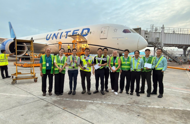 Niềm vui của Operation team cùng Instructor UA sau đêm thức trắng phục vụ chuyến UA153 đầu tiên chặn SGN-HKG-lAX.