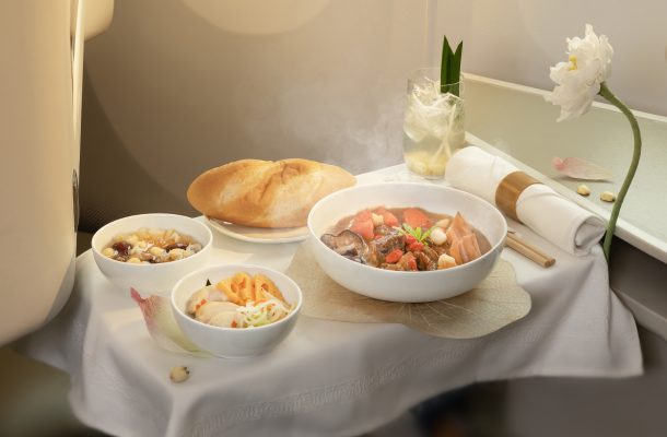 Sen hòa quyện cùng những nguyên liệu đặc trưng của vùng miền, tạo nên hương vị vừa quen thuộc vừa mới mẻ trên hành trình bay